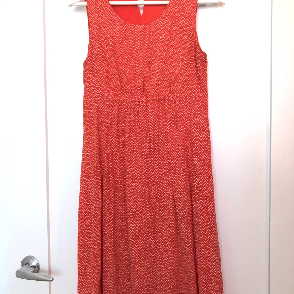 A nice midi dress which is suitable for pregnants people as well